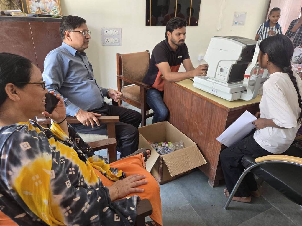 लायंस क्लब रत्तिया टाऊन द्वारा कस्तूरबा गांधी बालिका विद्यालय में विशाल नेत्र जांच शिविर
